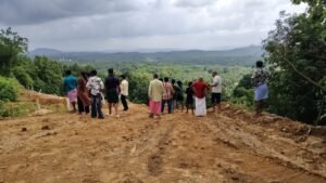 ആമയൂരിലെ പാറമടയിൽ കൂട്ടിയിട്ട മണ്ണ് നീക്കം ചെയ്യാത്തതിൽ വീണ്ടും ജനകീയ പ്രതിഷേധം. മരണ ഭീതിയിൽ 60 ഓളം കുടുംബങ്ങൾ.